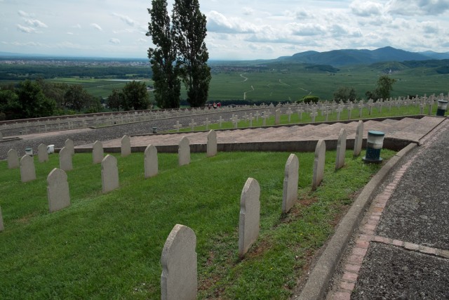 28/32. Nécropole de Sigolsheim. 1 589 militaires « Morts pour la France ». Mar 12.08.2014 à 14 h 38.