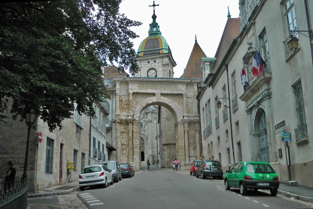 3/5. Besançon. La Porte Noire, devant la cathédrale Saint-Jean. Lun 18.08.2014, 18 h 08.