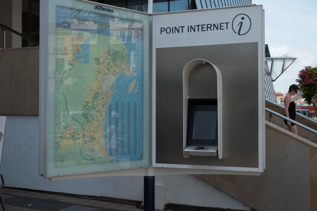 10/30. Point internet devant le Palais des Festivals. Lun 25.08.2014, 13 h 17.