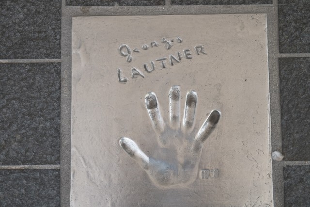 14/30. Les empreintes de mains : Georges Lautner. Lun 25.08.2014, 13 h 32.