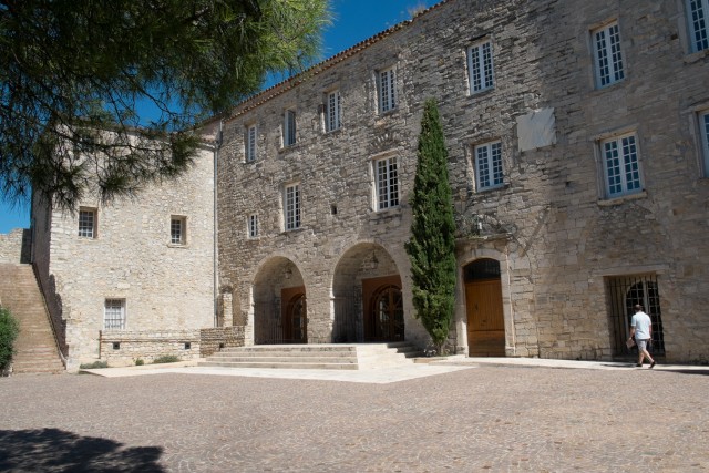 Le Castellet. Château et mairie. Jeu 28.08.2014, 12 h 28.