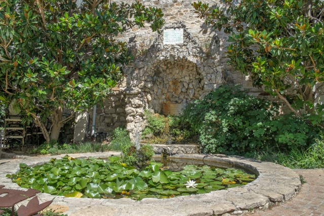 La fontaine qui jouxte la terrasse du Bistro la Souco. Jeu 28.08.2014, 14 h 32.