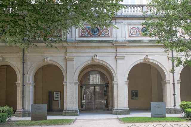 4/37. Palais Saint-Pierre. L'entrée du musée des Beaux-Arts. Jeu 21.05.2015, 11:19.