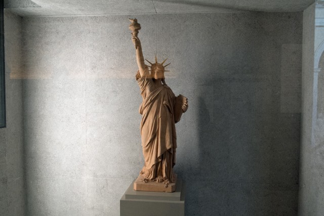 7/37. La Liberté éclairant le monde, par Bartholdi. Terre cuite. Jeu 21.05.2015, 11:49.