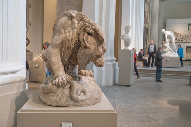 12/37. Lion au serpent, par Antoine-Louis Barye, 1832, plâtre modèle. Jeu 21.05.2015, 12:17.