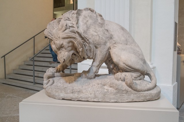 13/37. Lion au serpent, par Antoine-Louis Barye, 1832, plâtre modèle. Jeu 21.05.2015, 12:20.