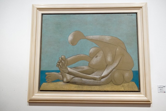 30/37. Femme assise sur la plage, Picasso, 10/02/1937, huile, fusain et pastel sur toile. Jeu 21.05.2015, 15:59.