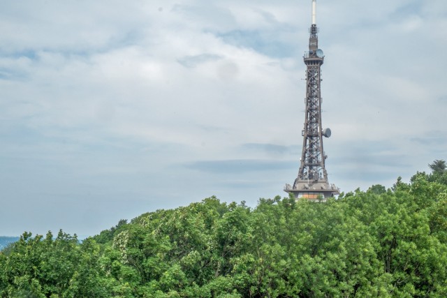 12/15. L'antenne style Tour Eiffel vue de la Passerelle des Quatre-Vents. Sam 23.05.2015, 16:55.