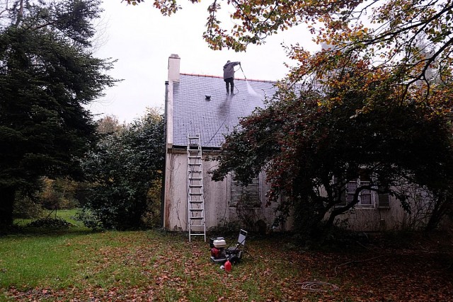 17.04.2018. Démoussage, résine colorée : mon toit prend un coup de jeune