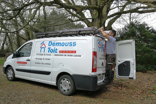 17.04.2018. Démoussage, résine colorée : mon toit prend un coup de jeune