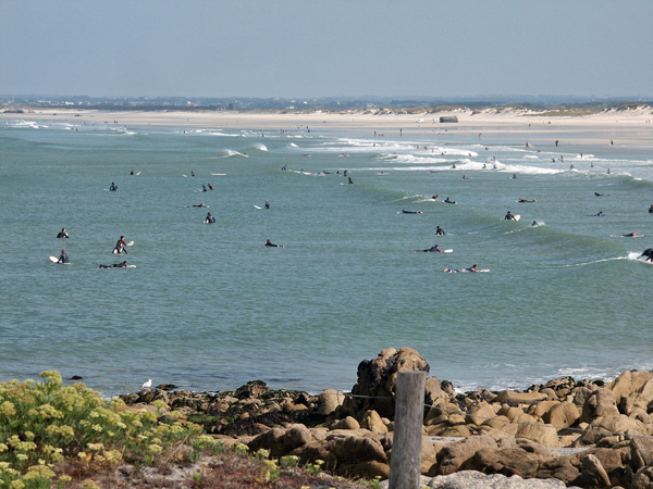 4/6. Pointe de la Torche. Calme plat : sale temps pour les surfeurs. Mar 08.08.2006.