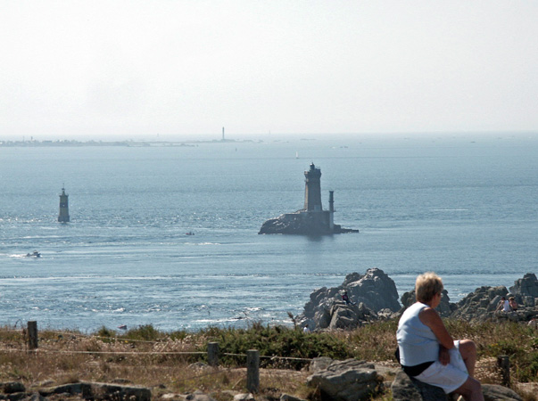 6/6. Pointe du Raz. On aperçoit l'île de Sein. Mar 08.08.2006.