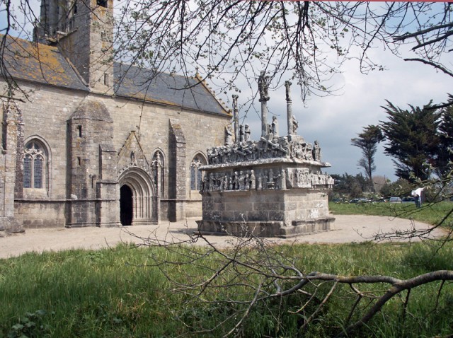 6/17. La chapelle et le calvaire de Tronoën. Dim 15.04.2007.