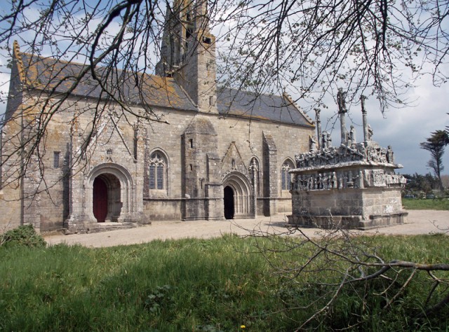 7/17. La chapelle et le calvaire de Tronoën. Dim 15.04.2007.