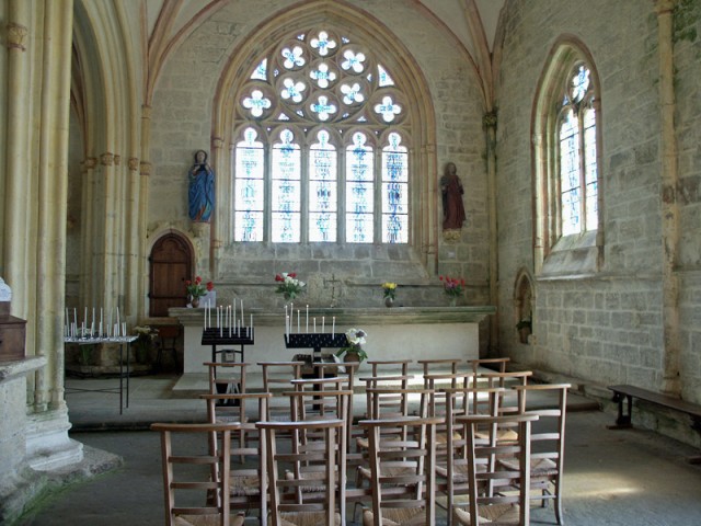 9/17. Tronoën. L'intérieur de la chapelle. Dim 15.04.2007.