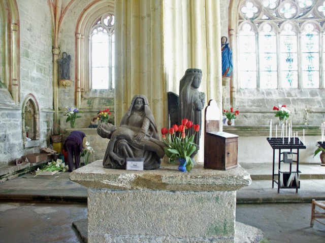 10/17. Tronoën. L'intérieur de la chapelle. Dim 15.04.2007.