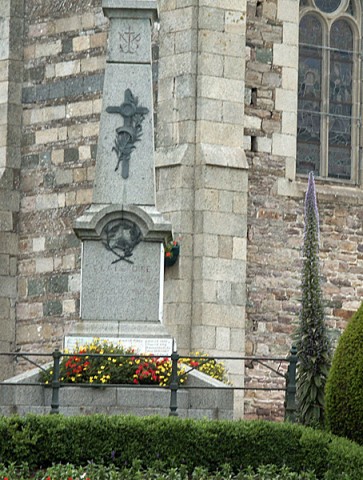11/29. Plouézec : le monument aux morts. Mar 05.06.07 09:51.
