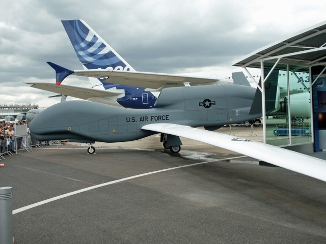 4/22. Le Bourget : avion-radar, sans pilote. Sam 23.06.07.