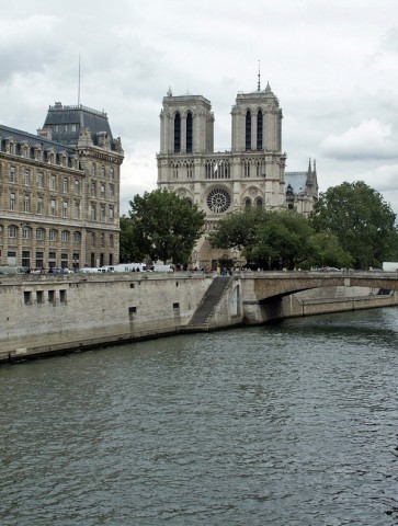 8/9. Notre-Dame, vue du pont Saint-Michel. Mar 26.06.07 - 14:59.