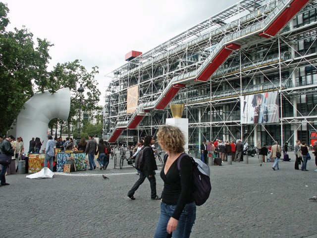 2/15. L'esplanade de Centre Pompidou. Jeu 28.06.07 - 14:46.