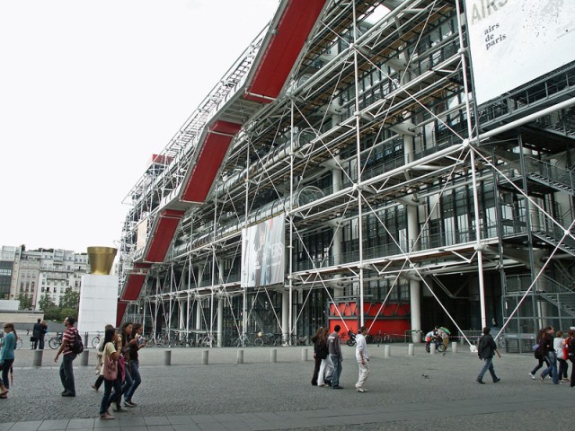 3/15. L'esplanade de Centre Pompidou. Jeu 28.06.07 - 14:48.