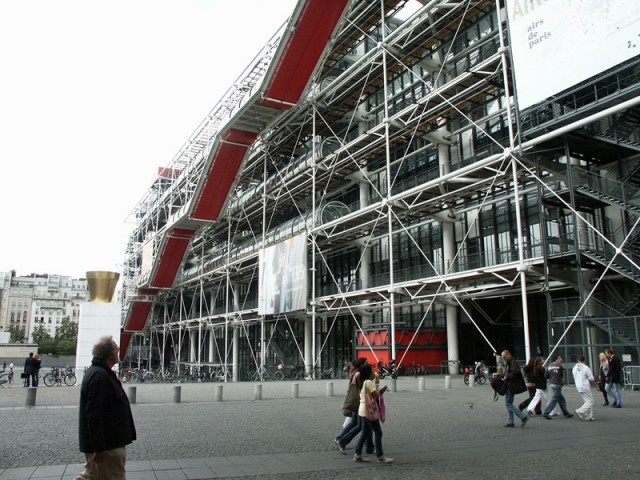 4/15. L'esplanade de Centre Pompidou. Jeu 28.06.07 - 14:48.