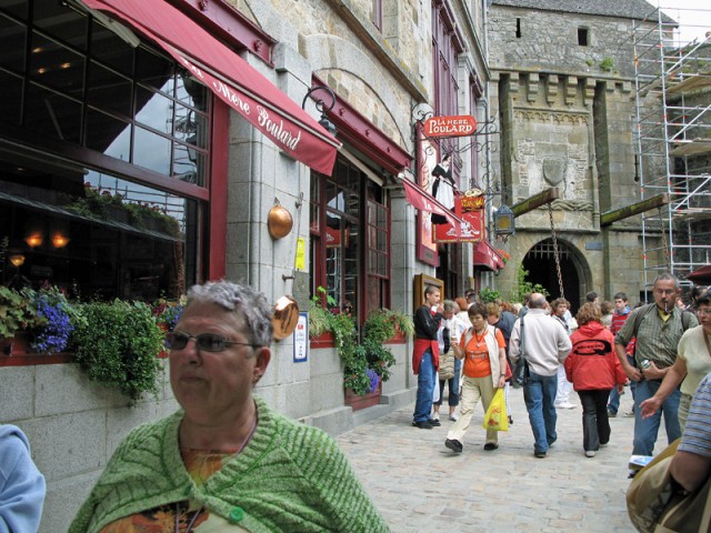 8/39. Le Mont-Saint-Michel. Au fond, le pont-levis. Mar 03.07.2007, 14:33.