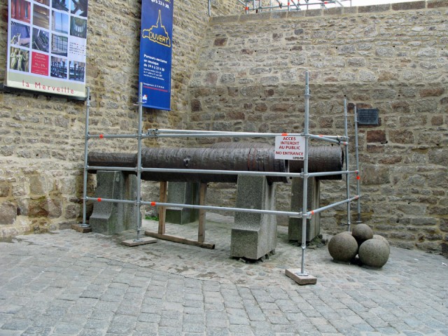 39/39.  Les bombardes à l'entrée de la citadelle portent le nom de "michelettes". Mar 03.07.2007, 17:02.