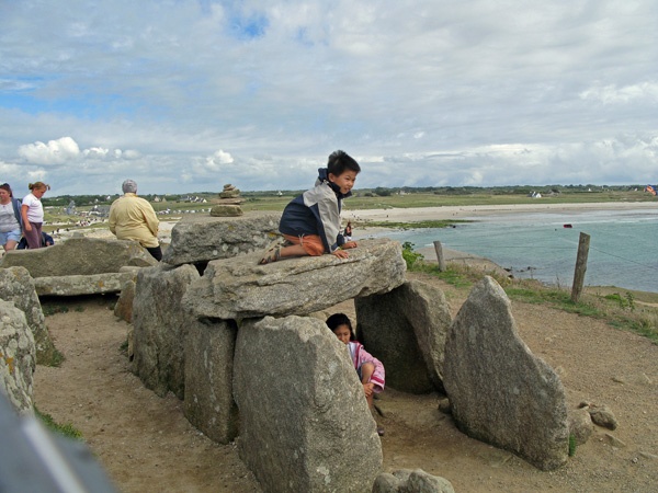 5/8. Pointe de la Torche : un dolmen. Jeu 02.08.2007.