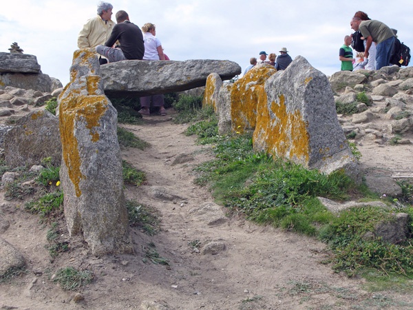 8/8. Pointe de la Torche : un dolmen. Jeu 02.08.2007.