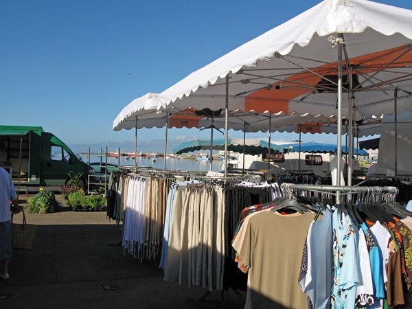 1/1. Au marché de Saint-Guénolé. Vêtements sur fond portuaire. Ven 03.08.2007.