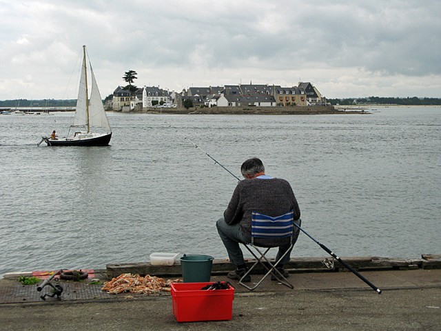 1/5. Le pêcheur face à l'Ile-Tudy. Mar 15.07.2008 - 15:12.