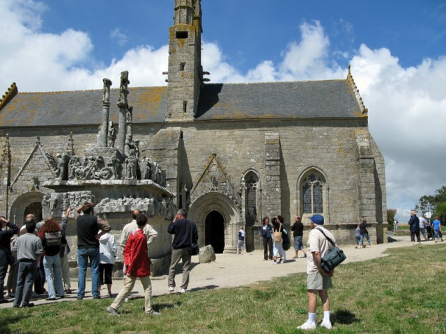 2/21. Tronoën : le calvaire et la chapelle. Mer 16.07.2008 - 15:32.