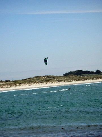 15/21. Pointe de la Torche : un kitesurfeur. Mer 16.07.2008 - 16:39.