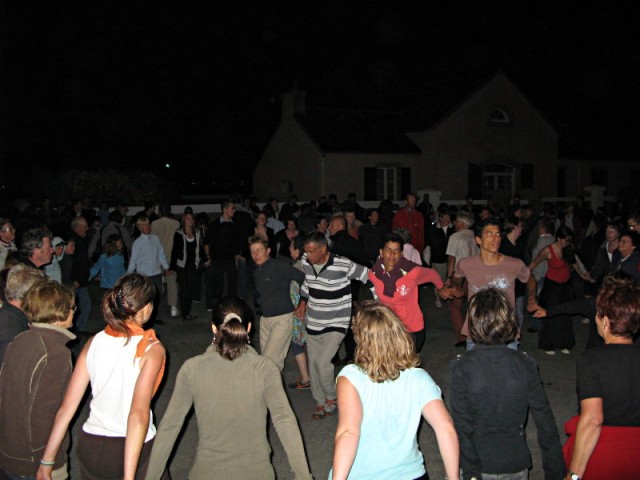 4/5. Fest-noz à Saint-Pierre : les danseurs. Mer 16.07.2008 - 23:31.