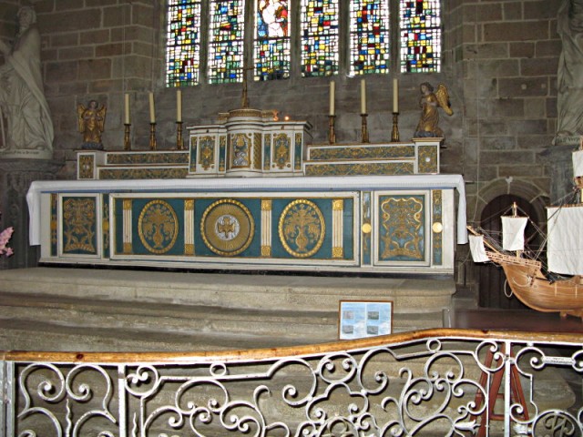 7/18. Penmarc'h : église Saint-Nonna (autel). 15:33.