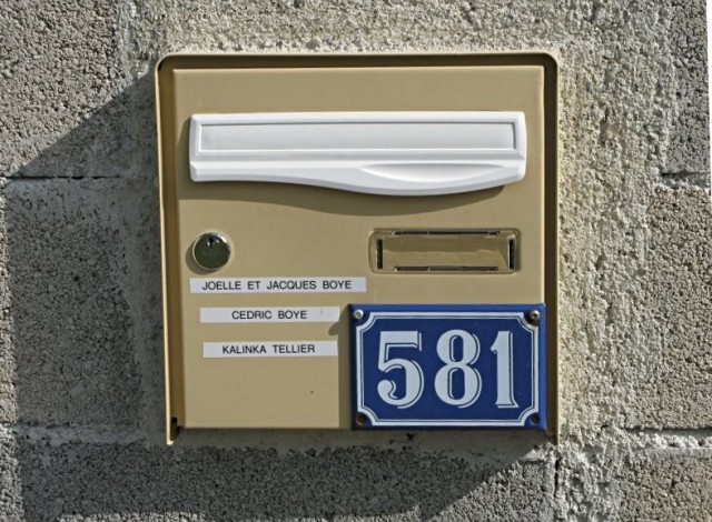 9/15. Ex-ferme de Montauban : la boite aux lettres. Jeu 09.10.2008, 15:29.