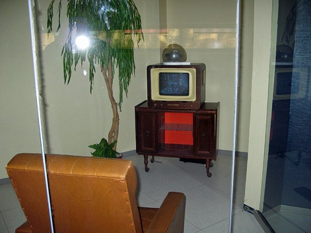 8/20. Une vieille télé dans un vieux salon.