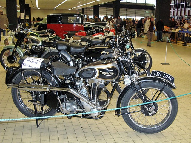 4/15. Moto Triumph d'avant guerre.