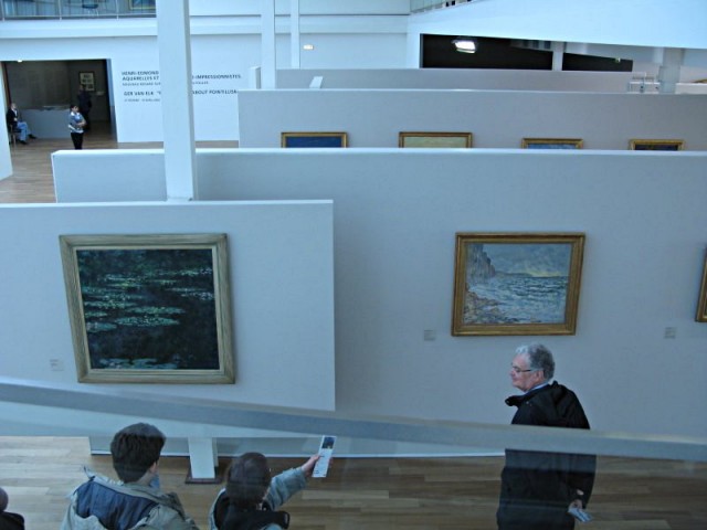 27/28. Musée Malraux. A gauche un Claude Monet, à droite un Raoul Dufy. 15:12.