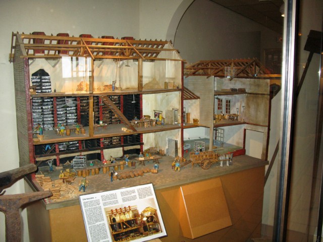 11/59. Fécamp : Musée des terre-neuvas. Maquette d'une saurisserie. Sam 18.04.2009 - 10:34.