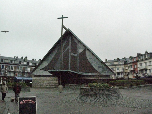 22/59. Saint-Valéry-en-Caux : église moderne. Sam 18.04.2009 - 12:00.