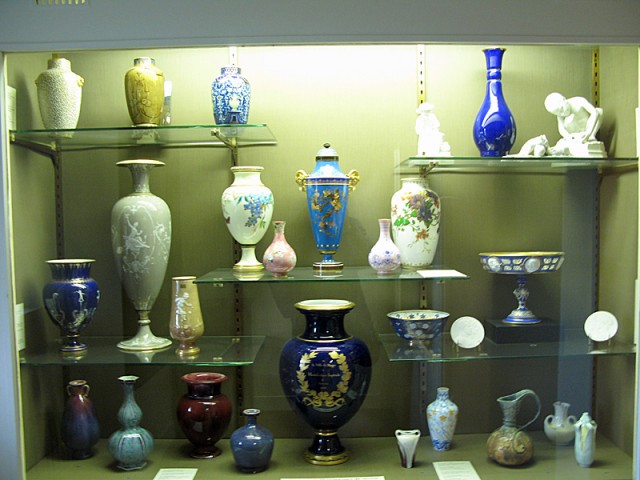 40/59. Dieppe : le Château-Musée. Porcelaines de Sèvres, et faïences. Sam 18.04.2009 - 15:38.