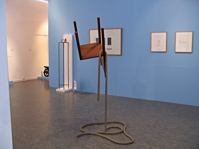19/69. Calais. Musée des Beaux-Arts. Par Philippe Ramette, Lévitation de chaise n° 3. Mer 22.04.2009 - 10:45.