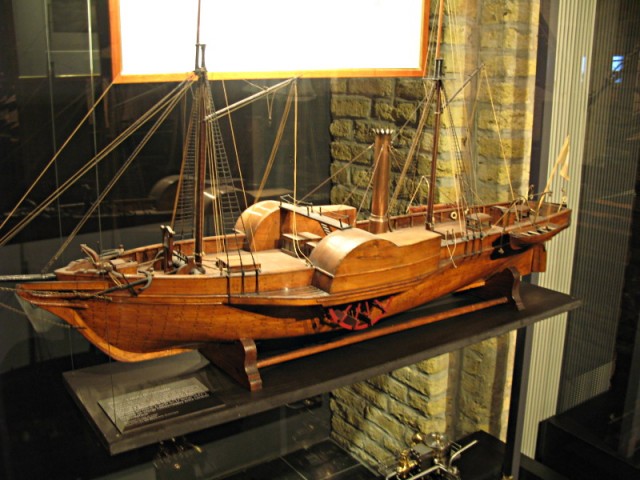 44/69. Dunkerque.  Le Dunkerquois,  premier bateau à vapeur construit à Dunkerque. Mer 22.04.2009 - 15:57.