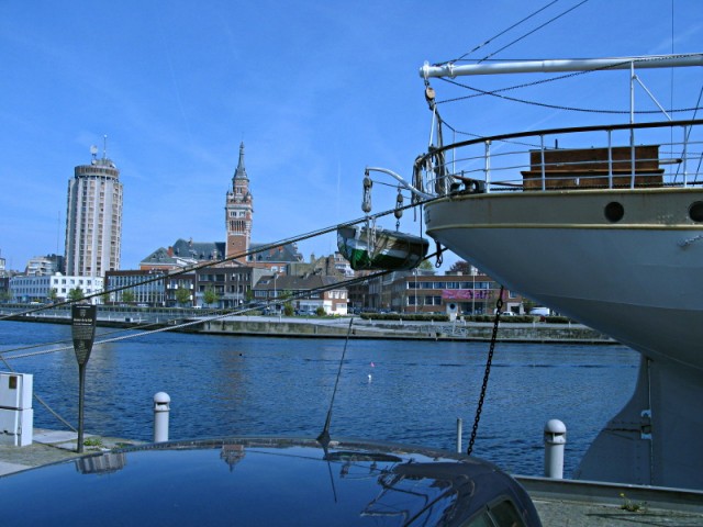 48/69. Dunkerque. La ville vue du quai devant le musée portuaire. Mer 22.04.2009 - 16:29.