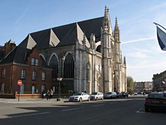 52/69. Dunkerque. L'église Saint Eloi, maintenant séparée de son beffroi par une rue. Mer 22.04.2009 - 16:52.