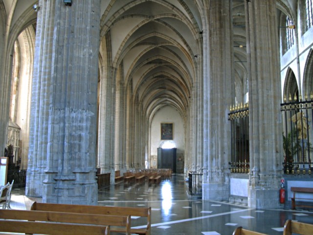 55/69. Dunkerque. Eglise Saint-Eloi : des bas côtés ouverts. Mer 22.04.2009 - 17:07.
