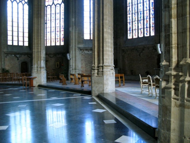 56/69. Dunkerque. Eglise Saint-Eloi : trois des quinze chapelles latérales. Mer 22.04.2009 - 17:08.