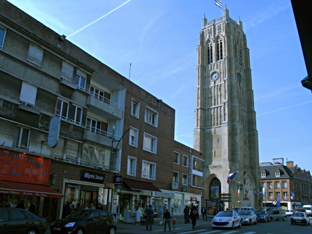 62/69. Dunkerque. Autre vue du beffroi de l'église Saint-Eloi. Mer 22.04.2009 - 17:19.